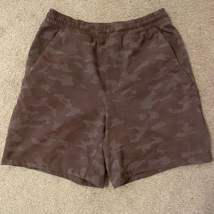 Lululemon size M maroon camo shorts